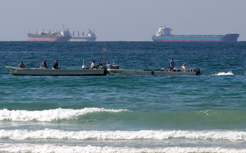 Der Transport von Rohöl aus den Förderregionen am Persischen Golf durch die Straße von Hormus ist faktisch zum Erliegen gekommen. (Archivbild) - Foto: Kamran Jebreili/AP/dpa