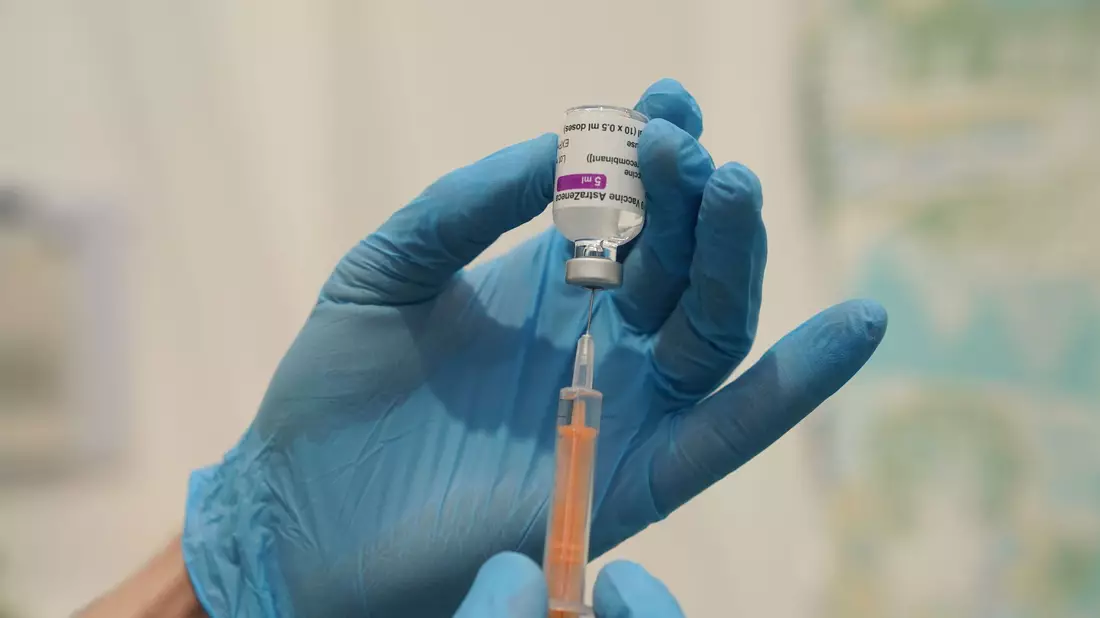 Die Klägerin wurde im März 2021 mit dem Astrazeneca-Impfstoff geimpft. (Symbolbild) - Bild: Owen Humphreys/PA Wire/dpa