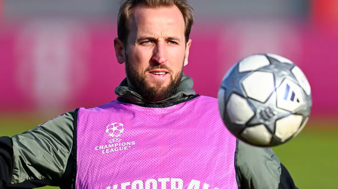 Harry Kane stand beim Abschlusstraining auf dem Platz. (Archivbild) - Bild: Sven Hoppe/dpa