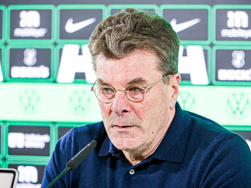 Dieter Hecking soll den VfL Wolfsburg vor dem Abstieg retten. - Foto: Moritz Frankenberg/dpa