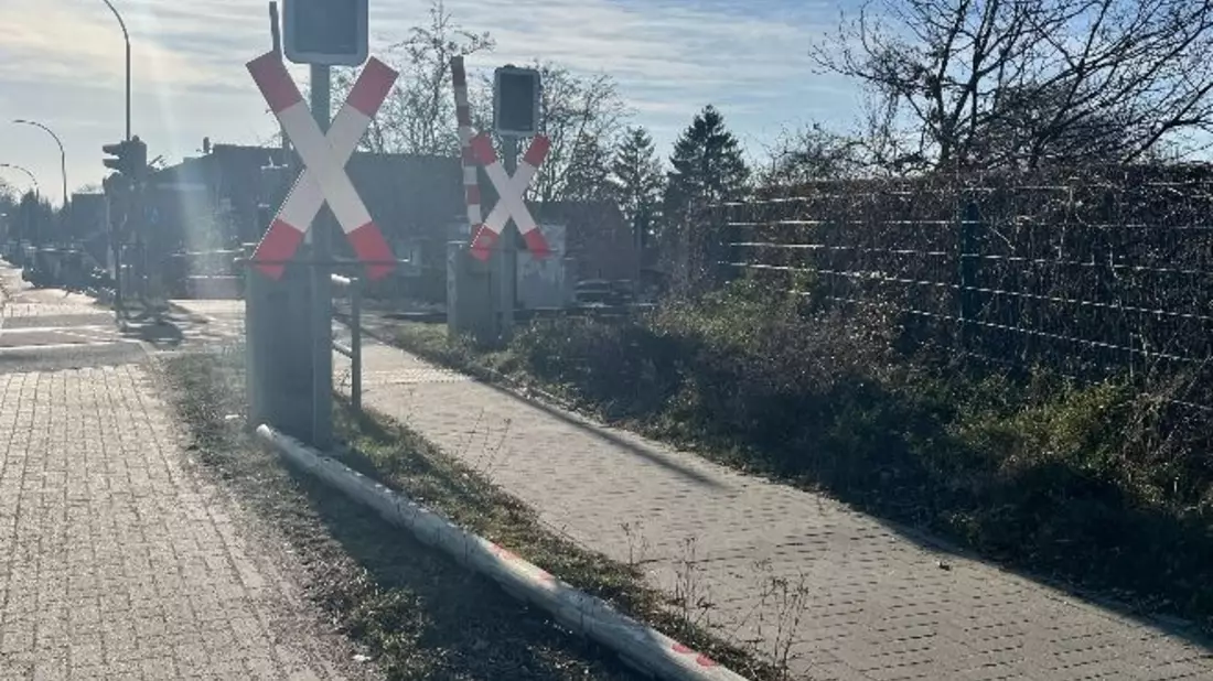 POL-SE: Bad Segeberg - Fahrzeug beschädigt Schrankenbaum von Bahnübergang - Bild: presseportal.de