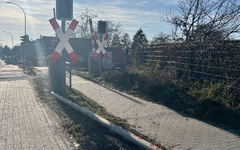 POL-SE: Bad Segeberg - Fahrzeug beschädigt Schrankenbaum von Bahnübergang - Foto: presseportal.de