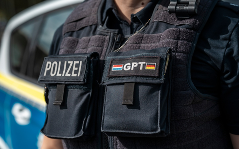 BPOL-BadBentheim: Smartphone am Steuer - Strafanzeigen und Haftbefehl - Foto: presseportal.de