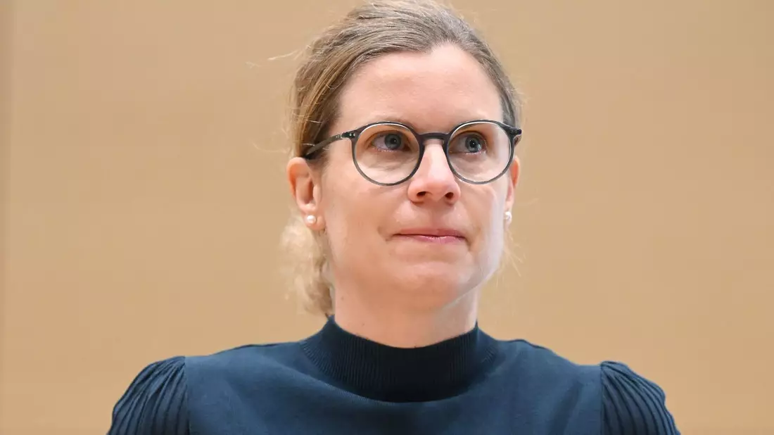 Klägerin Pia Aksoy wurde im März 2021 gegen das Corona-Virus geimpft. (Archivbild) - Bild: Uli Deck/dpa
