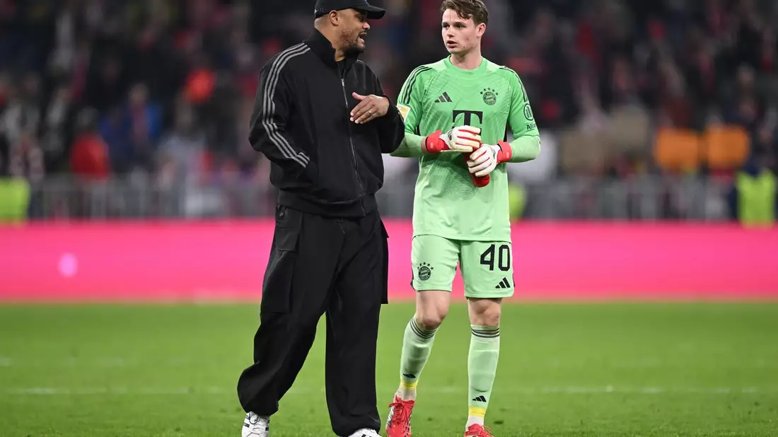 Trainer Vincent Kompany wird auch in Bergamo auf Torhüter Jonas Urbig (r) setzen.  - Bild: Harry Langer/dpa