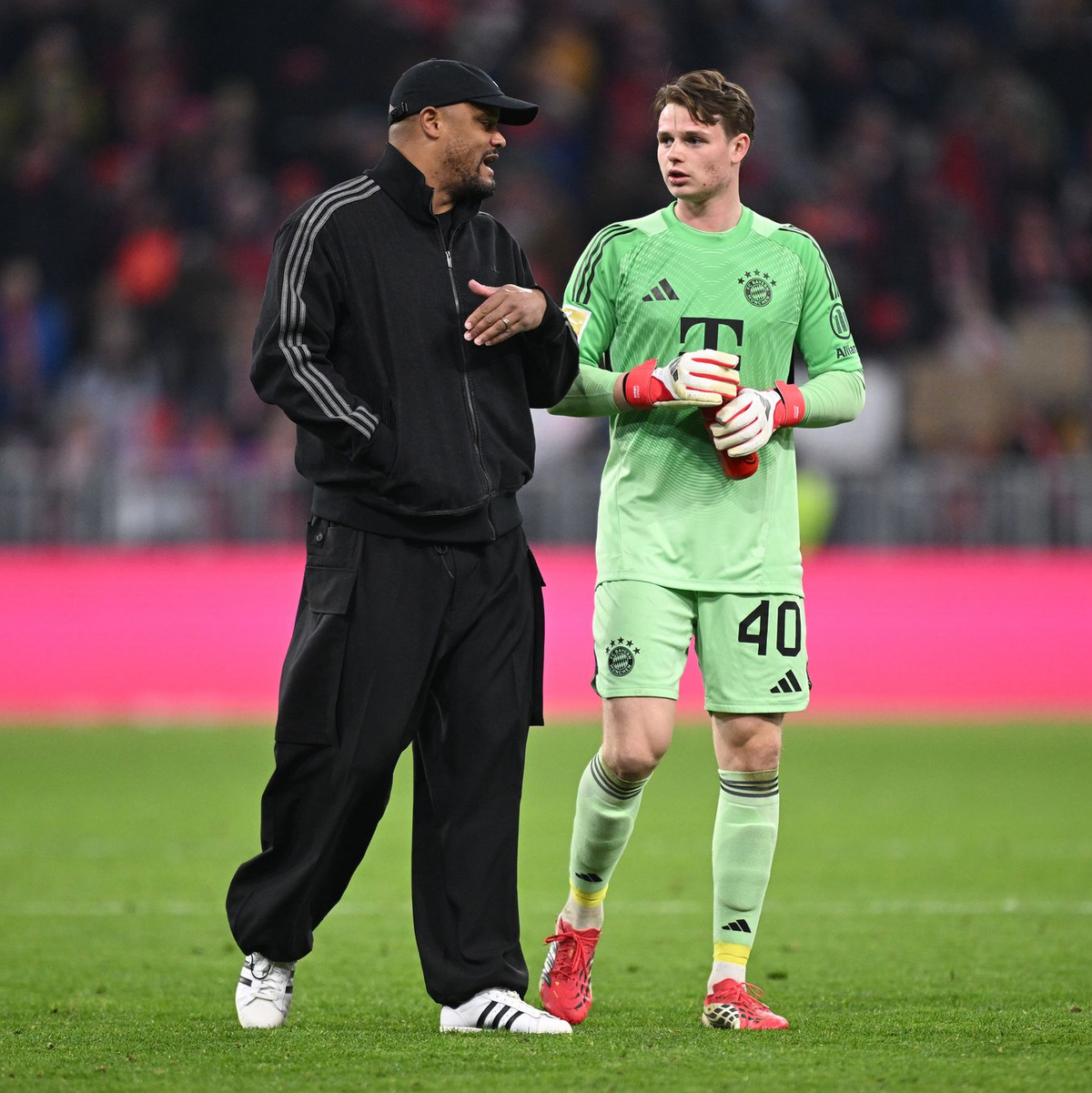 Trainer Vincent Kompany wird auch in Bergamo auf Torhüter Jonas Urbig (r) setzen.  - Foto: Harry Langer/dpa