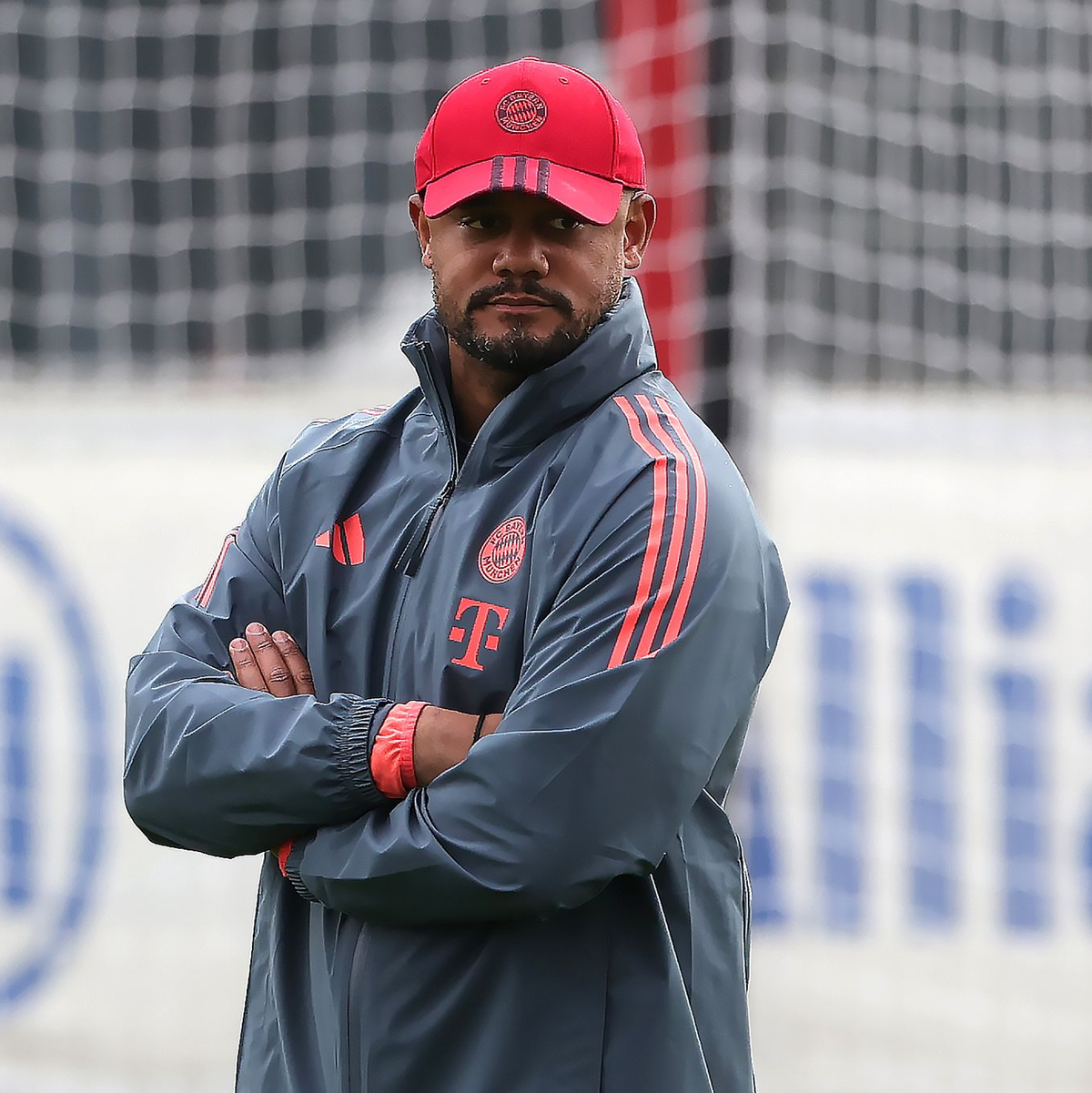 Trainer Vincent Kompany freut sich auf die Auswärtsaufgabe. - Foto: Philippe Ruiz/dpa