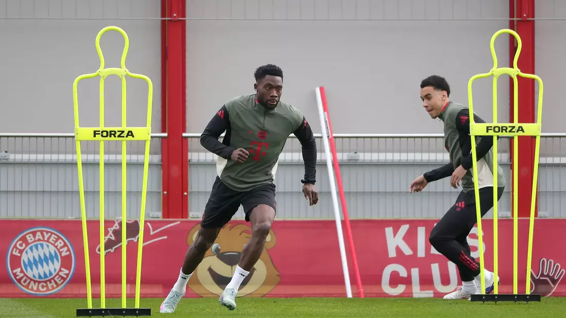 Alphonso Davies (l) und Jamal Musiala im Abschlusstraining. - Bild: Philippe Ruiz/dpa