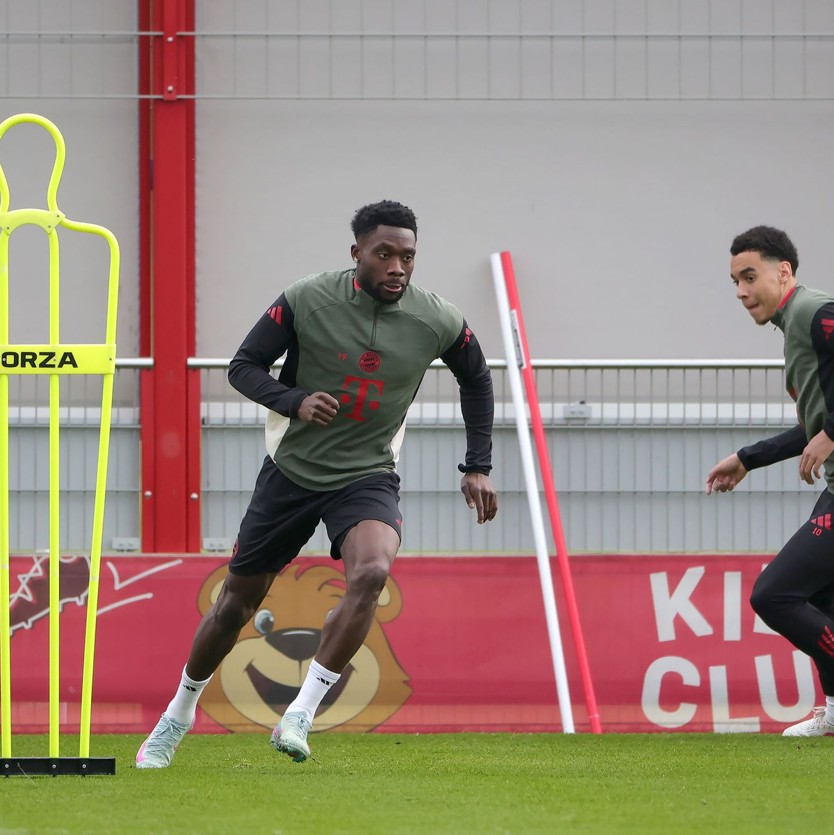 Alphonso Davies (l) und Jamal Musiala im Abschlusstraining. - Foto: Philippe Ruiz/dpa