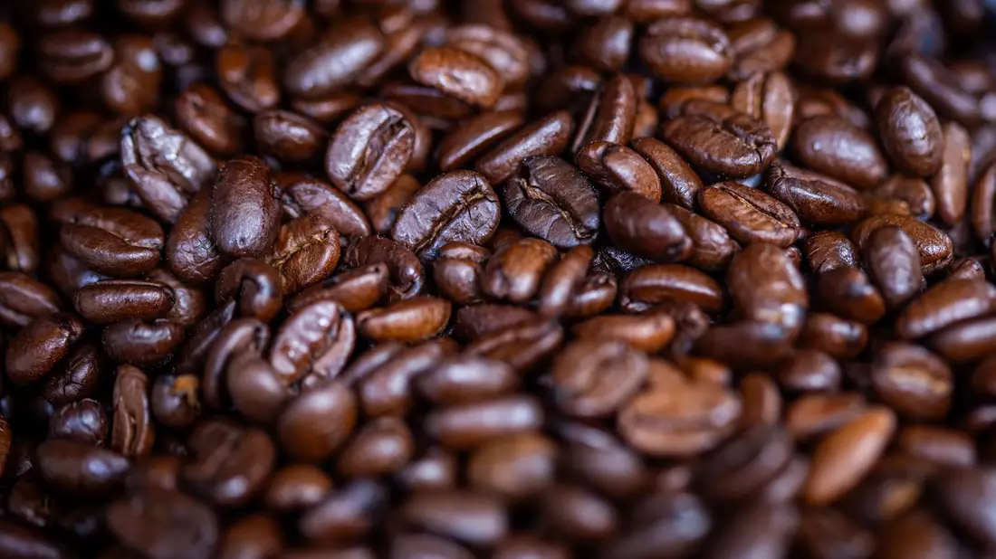 Umfragen zufolge trinken 68 Prozent der Menschen in Deutschland täglich Kaffee, 15 Prozent mehrmals wöchentlich. (Archivbild) - Bild: Jens Büttner/dpa
