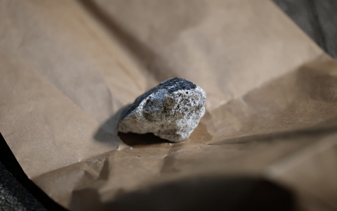 Dieses Meteoritenstück hinterließ ein Loch in einem Hausdach. - Foto: Thomas Frey/dpa