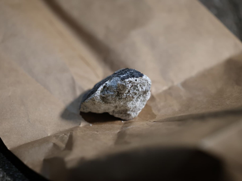 Dieses Meteoritenstück hinterließ ein Loch in einem Hausdach. - Foto: Thomas Frey/dpa