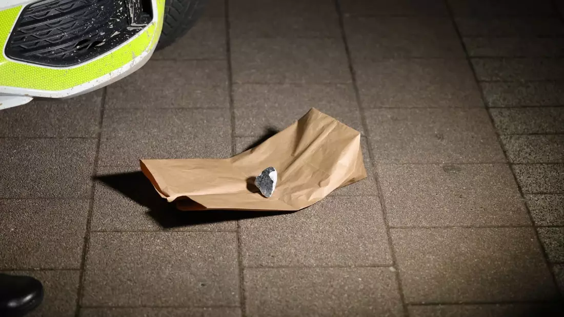 Der Meteorit in Koblenz wurde zum Größenvergleich vor ein Auto gelegt. - Bild: Thomas Frey/dpa