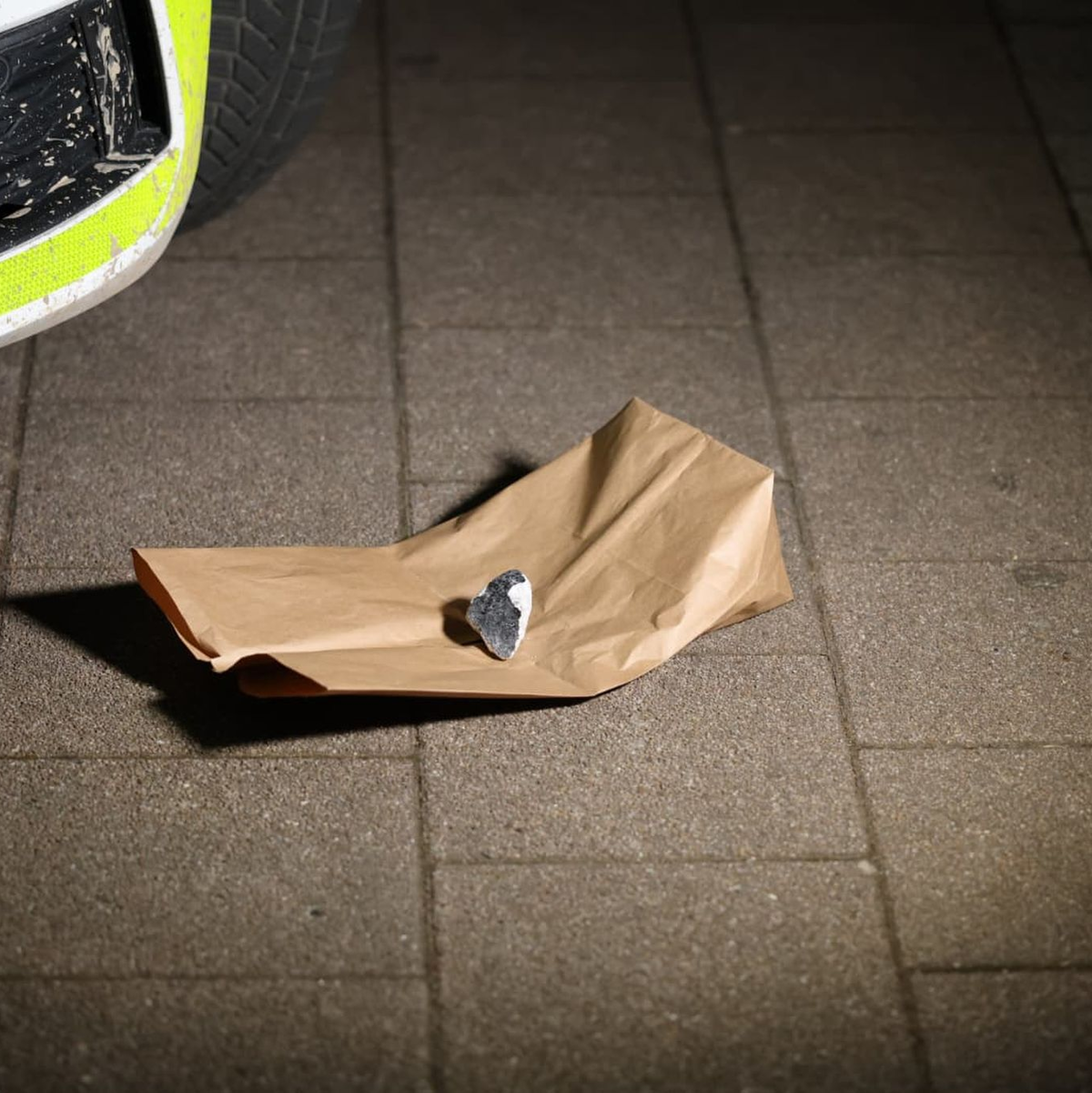 Der Meteorit in Koblenz wurde zum Größenvergleich vor ein Auto gelegt. - Foto: Thomas Frey/dpa
