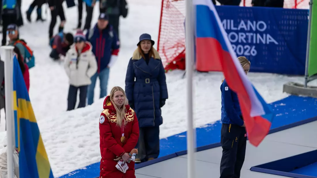 Für Siegerin Warwara Worontschichina weht die russische Fahne bei den Paralympics. - Bild: Philipp von Ditfurth/dpa