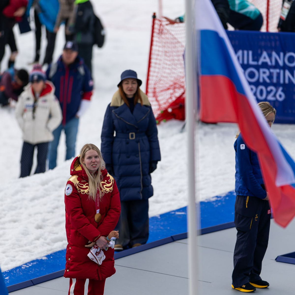 Für Siegerin Warwara Worontschichina weht die russische Fahne bei den Paralympics. - Foto: Philipp von Ditfurth/dpa