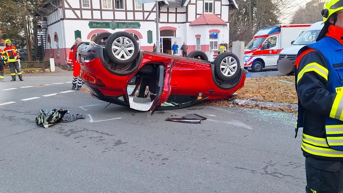POL-ROW: Drei Verletzte nach Verkehrsunfall auf der B 215 - Bild: presseportal.de