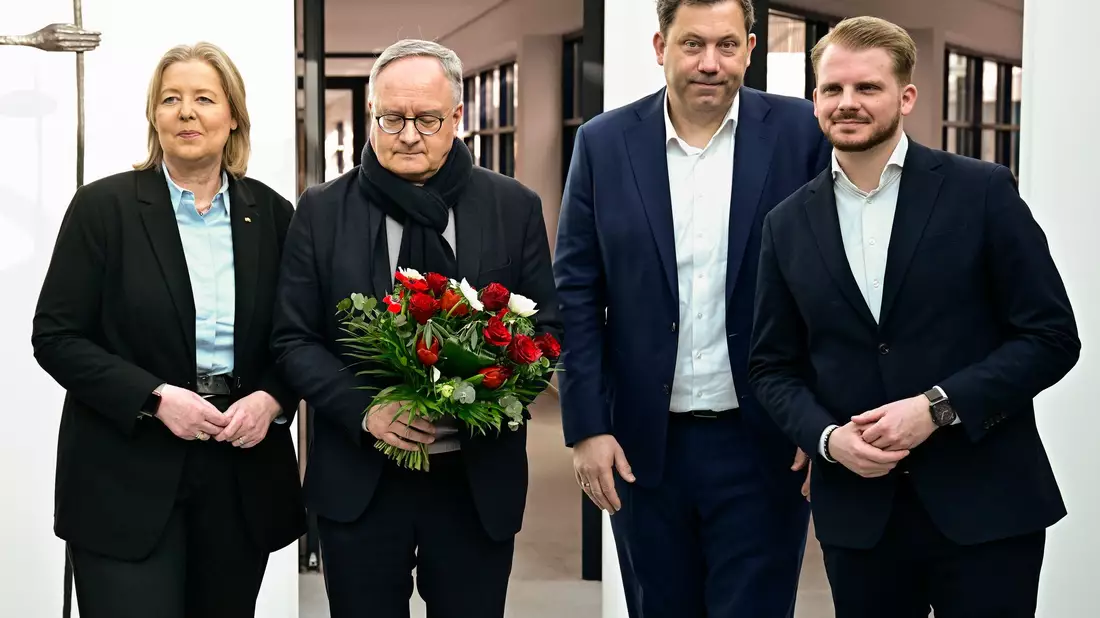 Bemühtes Lächeln in der SPD-Spitze.  - Bild: Tobias Schwarz/AFP POOL/dpa