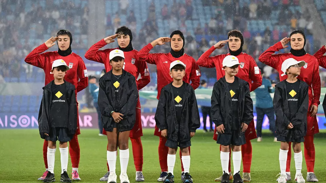 Iranische Spielerinnen salutieren beim dritten Gruppenspiel während der Nationalhymne. - Bild: Dave Hunt/AAP/dpa