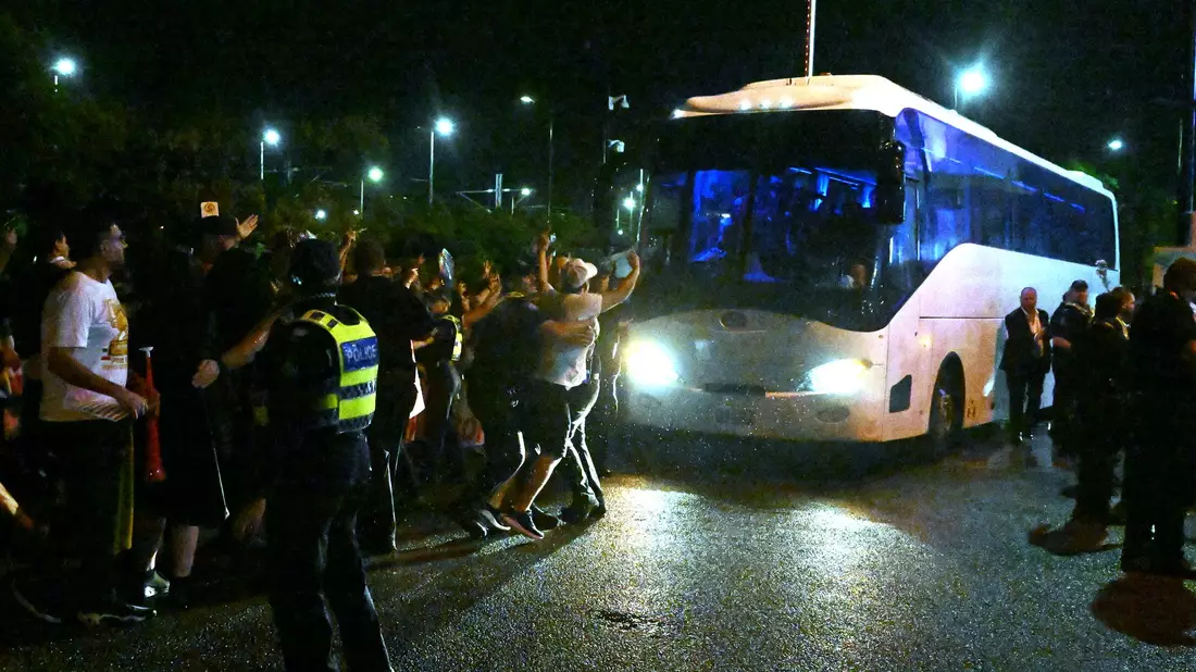 Die Abreise des iranischen Fußballteams vom Stadion war chaotisch.  - Bild: Dave Hunt/AAP/dpa