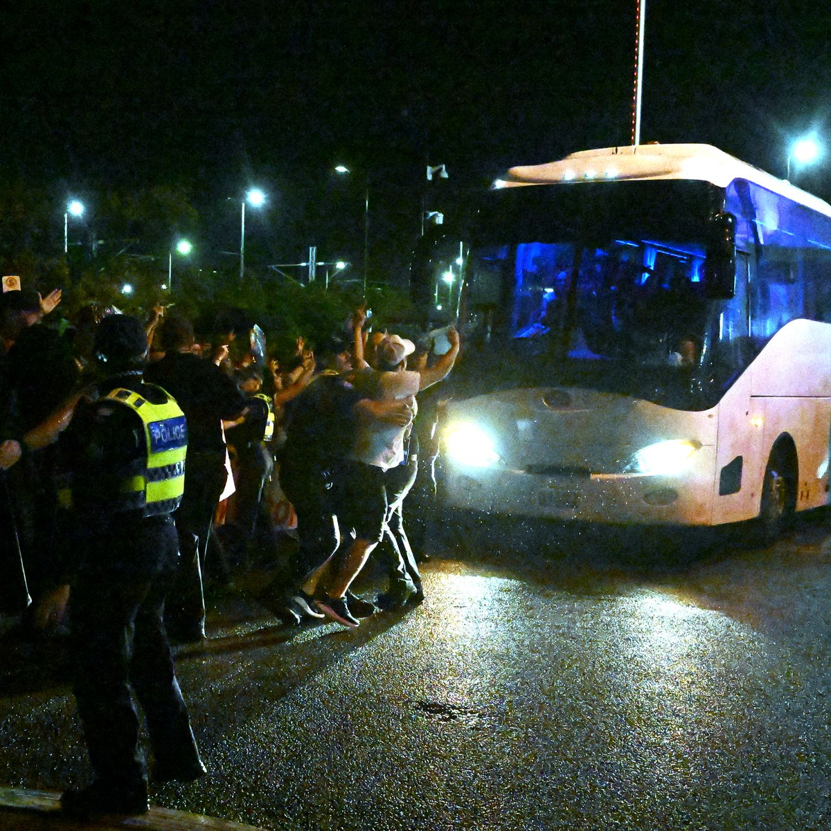Die Abreise des iranischen Fußballteams vom Stadion war chaotisch.  - Foto: Dave Hunt/AAP/dpa