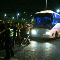 Die Abreise des iranischen Fußballteams vom Stadion war chaotisch.  - Foto: Dave Hunt/AAP/dpa