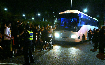 Die Abreise des iranischen Fußballteams vom Stadion war chaotisch.  - Foto: Dave Hunt/AAP/dpa