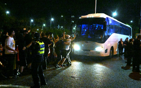 Die Abreise des iranischen Fußballteams vom Stadion war chaotisch.  - Foto: Dave Hunt/AAP/dpa
