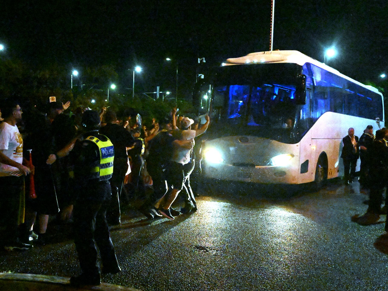 Die Abreise des iranischen Fußballteams vom Stadion war chaotisch.  - Foto: Dave Hunt/AAP/dpa