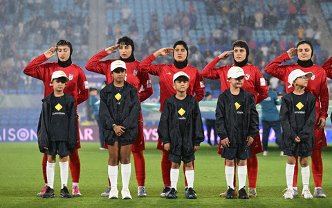 Iranische Spielerinnen salutieren beim dritten Gruppenspiel während der Nationalhymne. - Foto: Dave Hunt/AAP/dpa