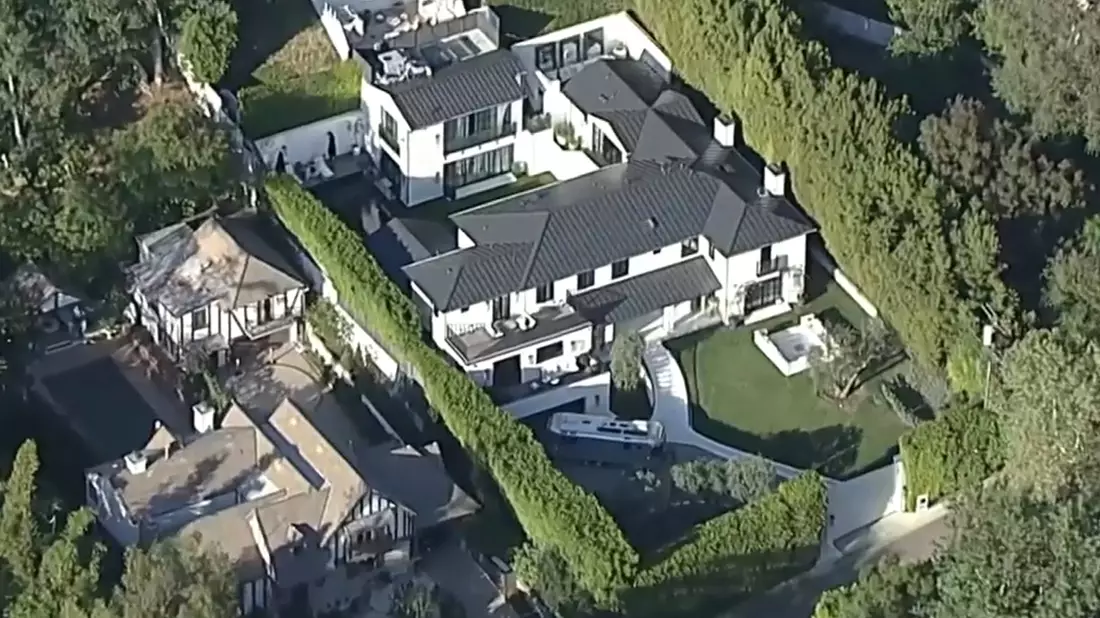 In diesem Haus lebt Sängerin Rihanna. - Bild: Uncredited/ABC7 Los Angeles via AP/dpa