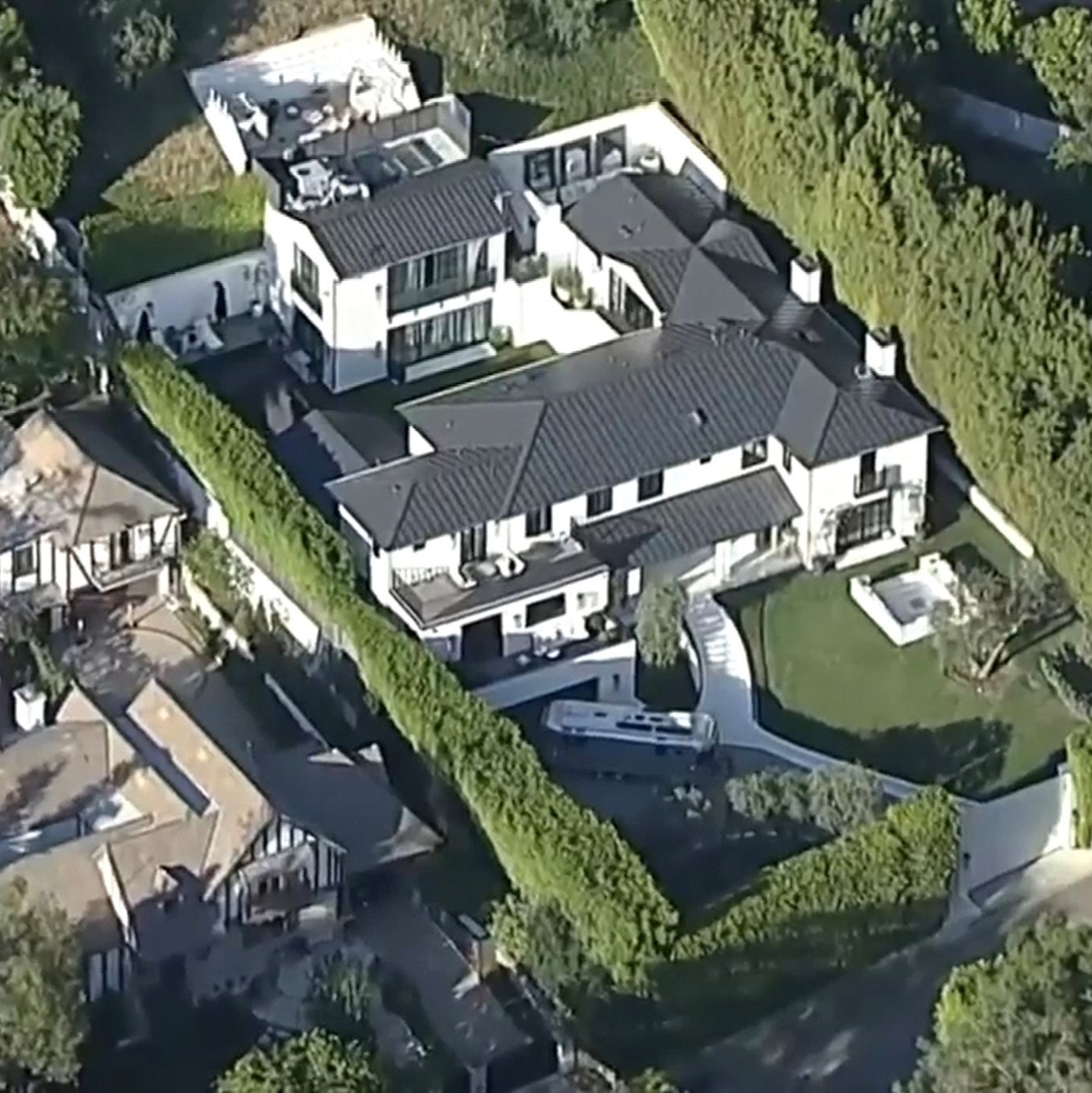 In diesem Haus lebt Sängerin Rihanna. - Foto: Uncredited/ABC7 Los Angeles via AP/dpa