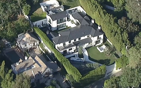 In diesem Haus lebt Sängerin Rihanna. - Foto: Uncredited/ABC7 Los Angeles via AP/dpa