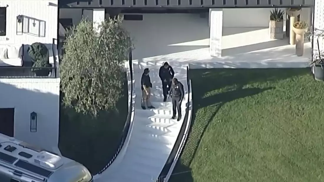 Auf das Haus des Musik-Superstars ist geschossen worden. - Bild: Uncredited/ABC7 Los Angeles via AP/dpa