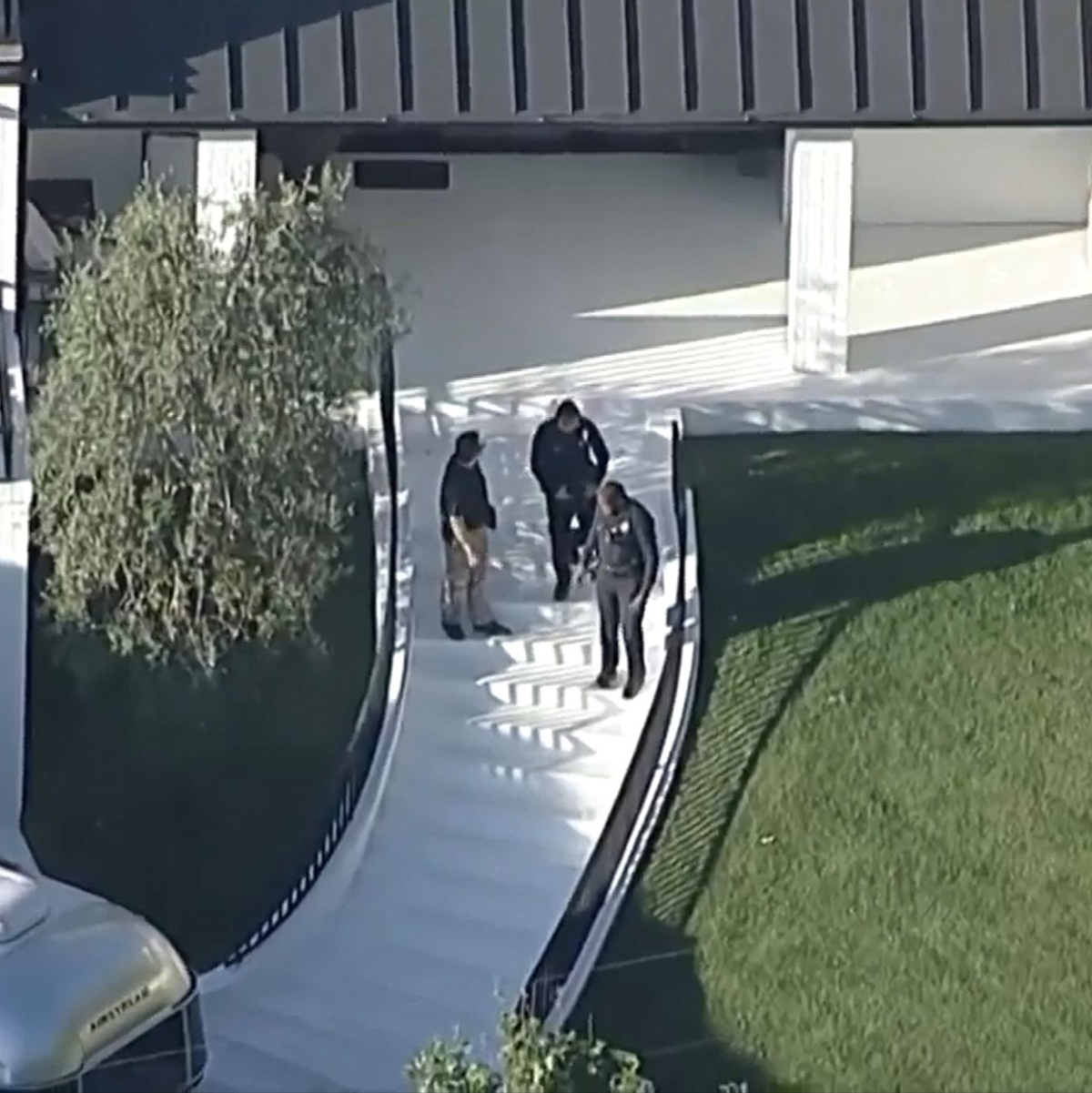 Auf das Haus des Musik-Superstars ist geschossen worden. - Foto: Uncredited/ABC7 Los Angeles via AP/dpa