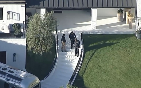 Auf das Haus des Musik-Superstars ist geschossen worden. - Foto: Uncredited/ABC7 Los Angeles via AP/dpa