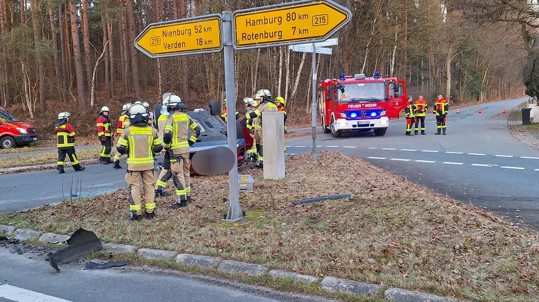 FW-ROW: Schwerer Verkehrsunfall auf der B215 - Großaufgebot an Rettungskräften - Bild: presseportal.de