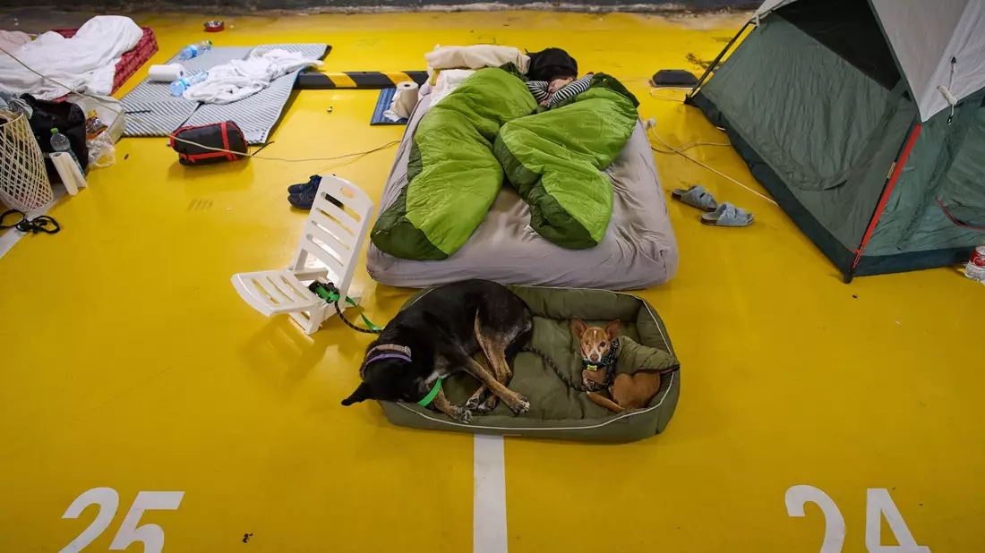 Viele Menschen in Israel schlafen derzeit in Tiefgaragen oder Schutzräumen. (Archivbild) - Bild: Oded Balilty/AP/dpa