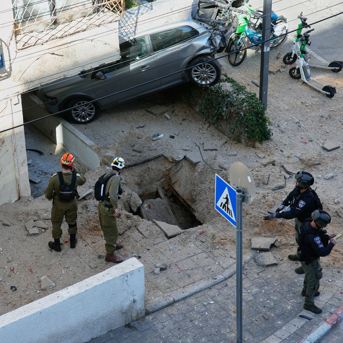 Nach einem Raketeneinschlag in Tel Aviv sind Anwohner schockiert. - Foto: Ohad Zwigenberg/AP/dpa