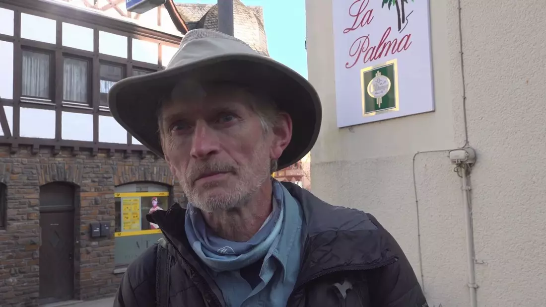 Meteoritenjäger Thierry Monter ist aus Frankreich zum Einschlagort in Koblenz angereist. - Bild: Sascha Ditscher/dpa