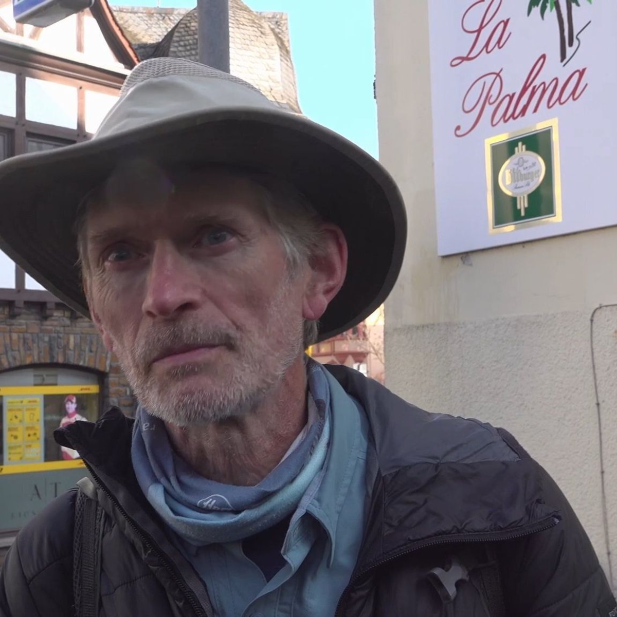 Meteoritenjäger Thierry Monter ist aus Frankreich zum Einschlagort in Koblenz angereist. - Foto: Sascha Ditscher/dpa