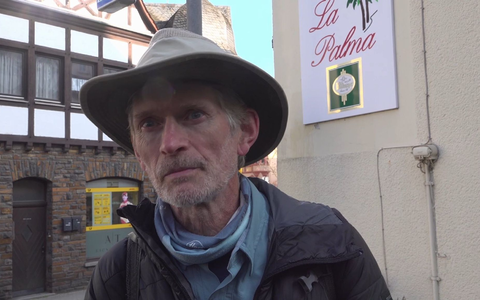 Meteoritenjäger Thierry Monter ist aus Frankreich zum Einschlagort in Koblenz angereist. - Foto: Sascha Ditscher/dpa