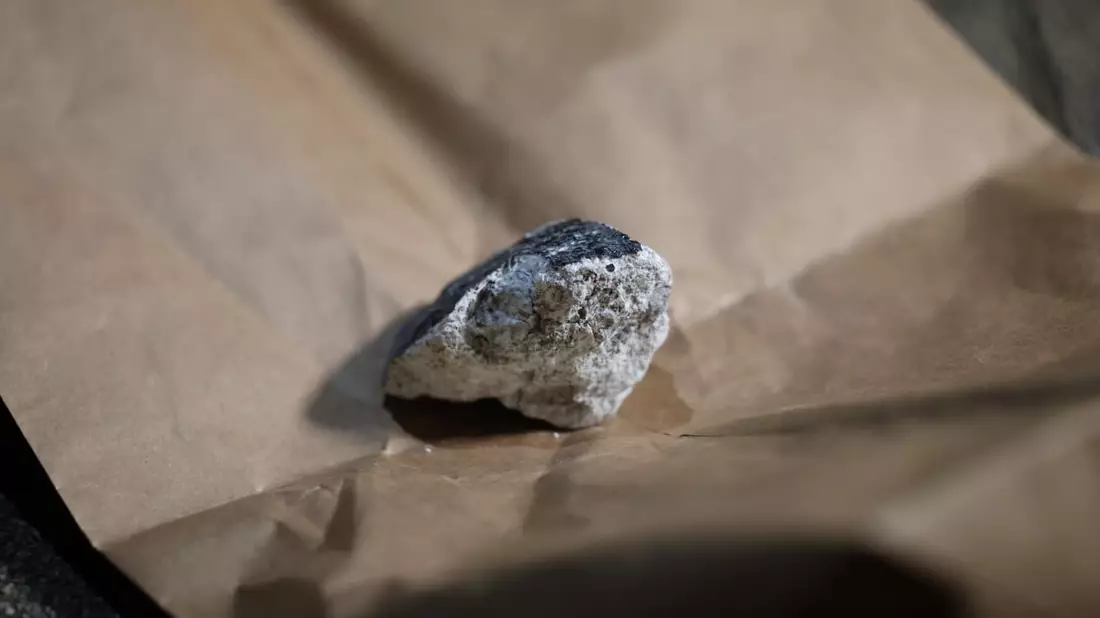 Meteoritenjäger unterziehen ihre Fundstücke einer eingehenden Untersuchung. - Bild: Thomas Frey/dpa/dpa-tmn