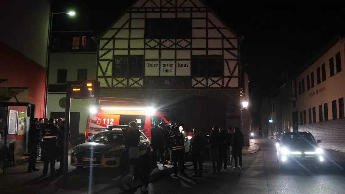 Einsatzkräfte veranstalten nach dem Meteoriteneinschlag eine improvisierte Pressekonferenz am Feuerwehrhaus in Koblenz-Güls. - Bild: Thomas Frey/dpa