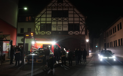 Einsatzkräfte veranstalten nach dem Meteoriteneinschlag eine improvisierte Pressekonferenz am Feuerwehrhaus in Koblenz-Güls. - Foto: Thomas Frey/dpa