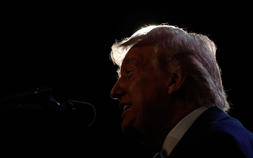 Mit seiner überraschenden Aussage zum baldigen Ende des Iran-Kriegs sorgt Trump an den Börsen für Erleichterung.  - Foto: Mark Schiefelbein/AP/dpa