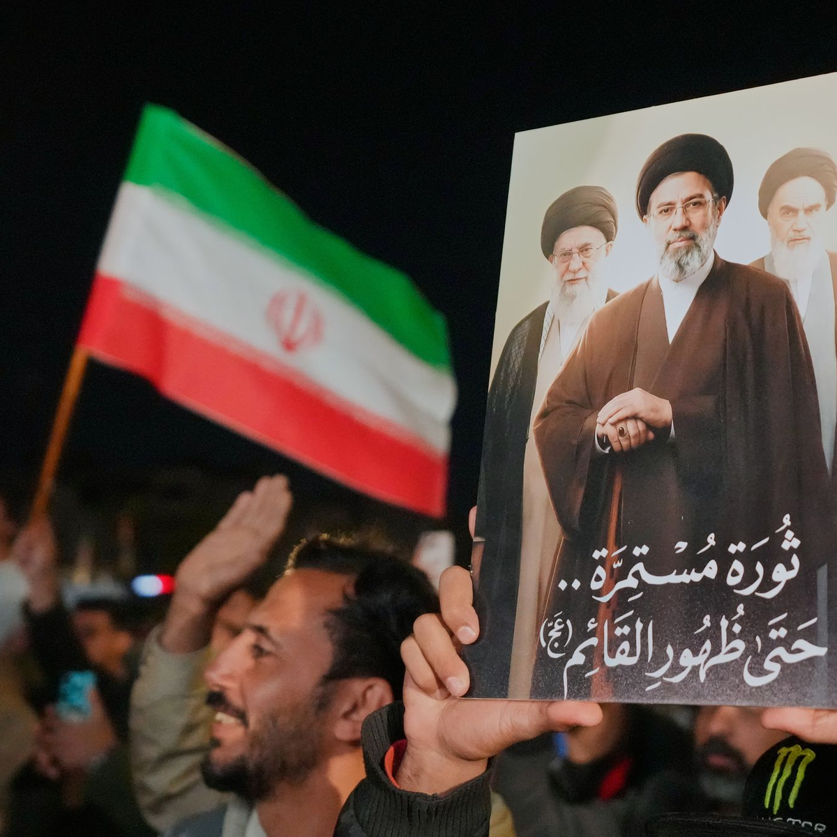 Regierungsanhänger schwören dem neuen Revolutionsführer Modschtaba Chamenei die Treue. - Foto: Hadi Mizban/AP/dpa