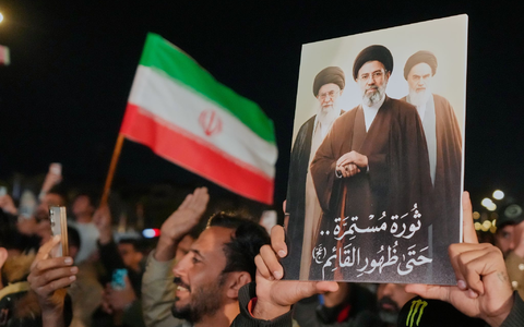 Regierungsanhänger schwören dem neuen Revolutionsführer Modschtaba Chamenei die Treue. - Foto: Hadi Mizban/AP/dpa