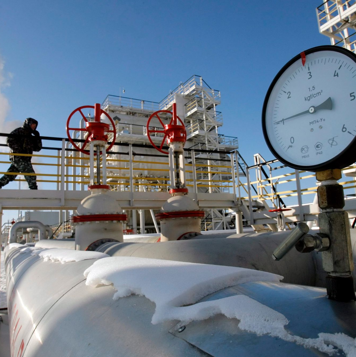 Russland hofft durch die Engpässe bei den Öllieferungen aus dem Nahen Osten mit einem verstärkten Export seiner Energie und Mehreinnahmen. (Archivbild) - Foto: Yuri Kochetkov/EPA/dpa