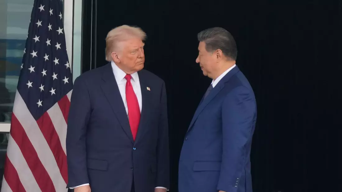 US-Präsident Trump (l) hatte Chinas Staatschef Xi zuletzt in Südkorea getroffen. (Archivbild) - Bild: Mark Schiefelbein/AP/dpa